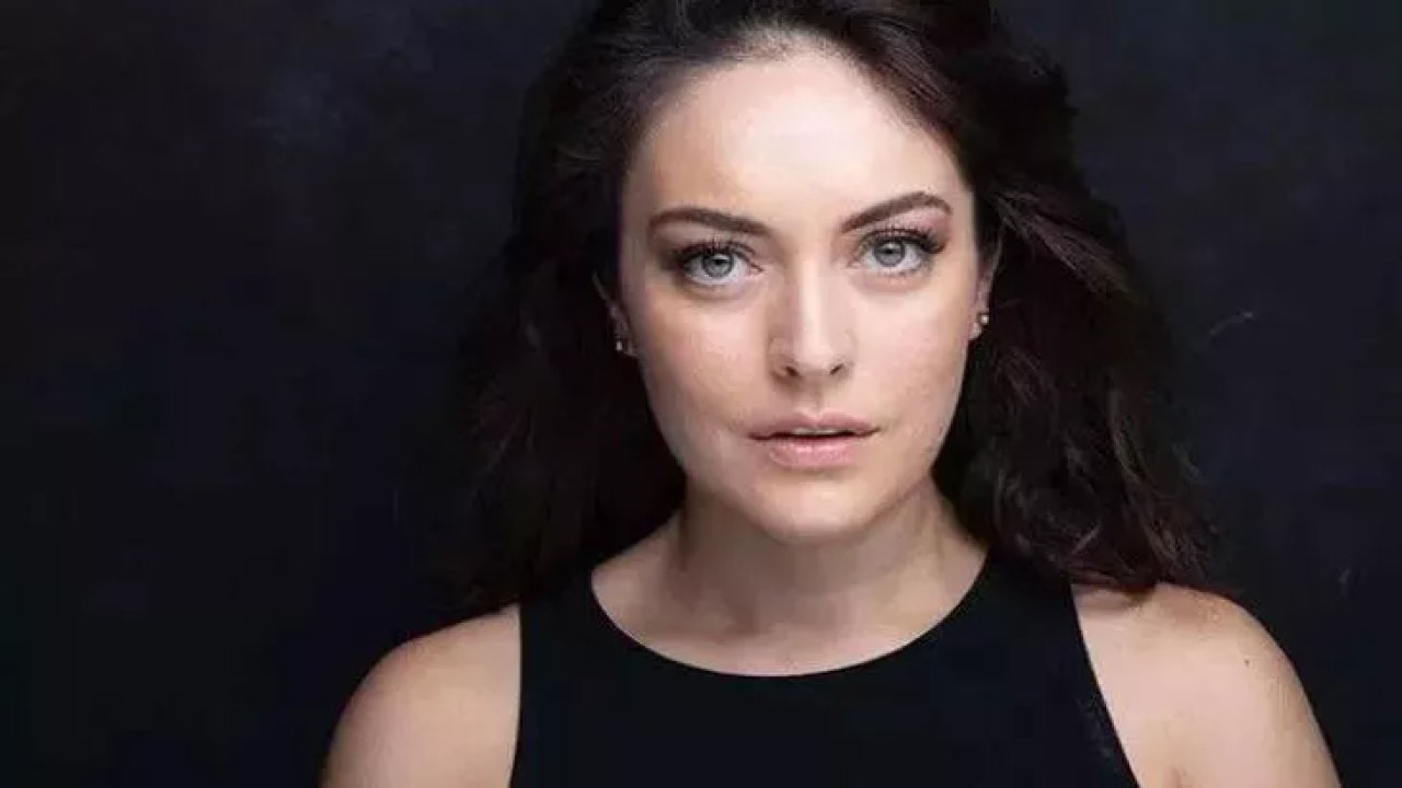 Sevilen Oyuncu Ezgi Mola’nın Eski Halini Görenler Şok Oldu! Ezgi Mola’nın Değişimi Dikkat Çekti!