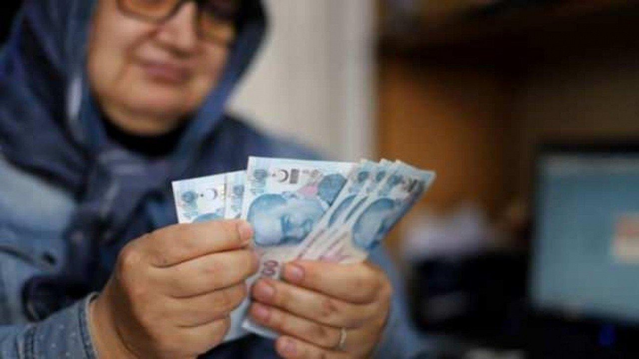 Emeklilerin banka hesaplarına ödemeler gerçekleşti! 12.000 TL T.C kimlik numarasına göre verilecek